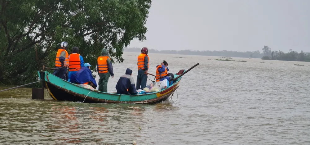 Cụ ông bật khóc nhận suất cơm nóng giữa mênh mông nước bạc ảnh 15