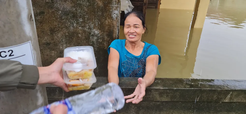 Cụ ông bật khóc nhận suất cơm nóng giữa mênh mông nước bạc ảnh 3