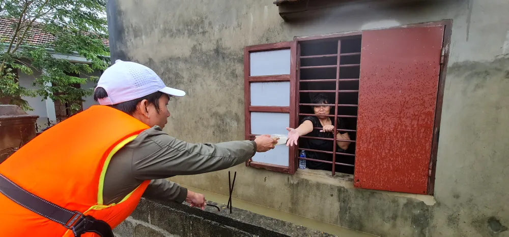 Cụ ông bật khóc nhận suất cơm nóng giữa mênh mông nước bạc ảnh 4