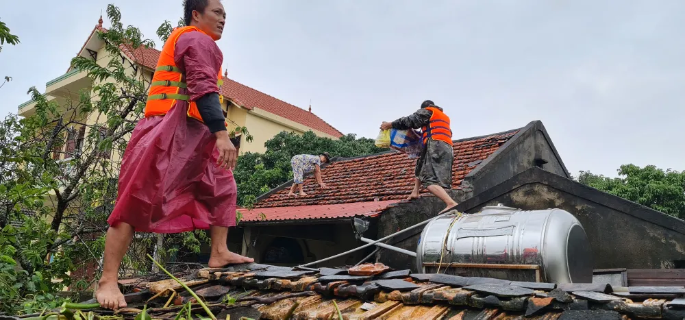 Cụ ông bật khóc nhận suất cơm nóng giữa mênh mông nước bạc ảnh 5