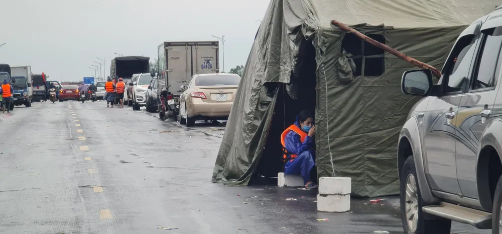 Cụ ông bật khóc nhận suất cơm nóng giữa mênh mông nước bạc ảnh 10