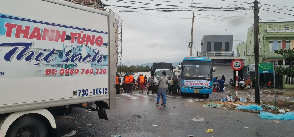 Cụ ông bật khóc nhận suất cơm nóng giữa mênh mông nước bạc ảnh 12