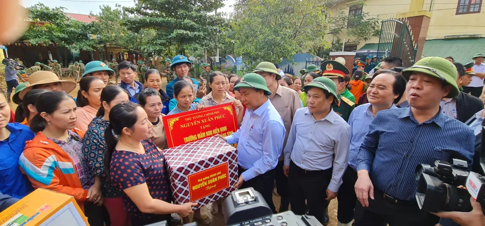 Thủ tướng Nguyễn Xuân Phúc làm việc với các tỉnh miền Trung về khắc phục hậu quả cơn lũ lịch sử ảnh 5