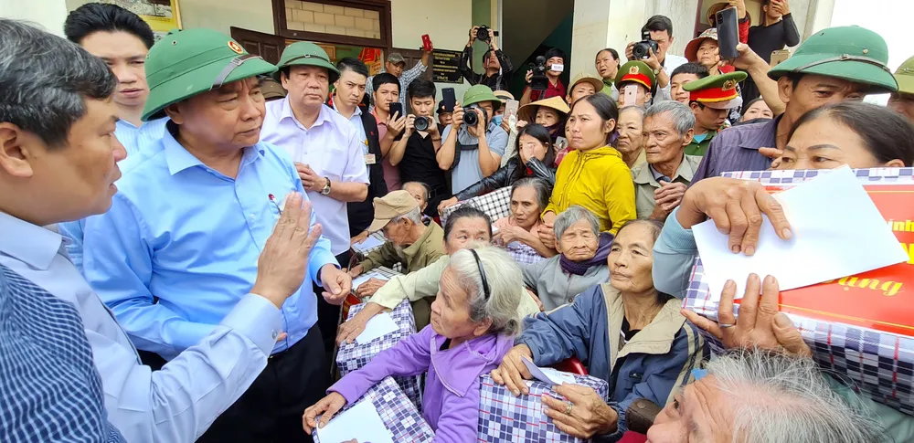 Thủ tướng Nguyễn Xuân Phúc làm việc với các tỉnh miền Trung về khắc phục hậu quả cơn lũ lịch sử ảnh 6