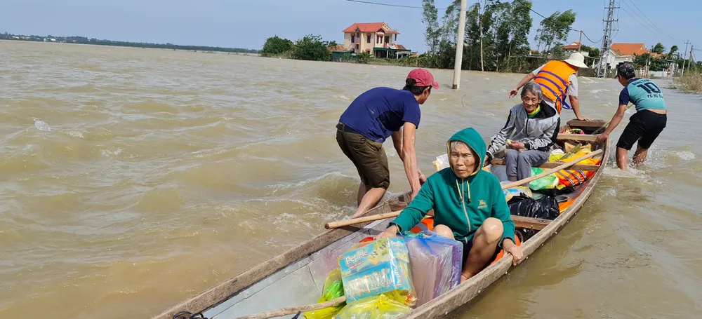 Quảng Bình: Hỗ trợ khẩn cấp 100 tỷ đồng cho hơn 100.000 hộ dân bị lũ lụt hoành hành ảnh 12