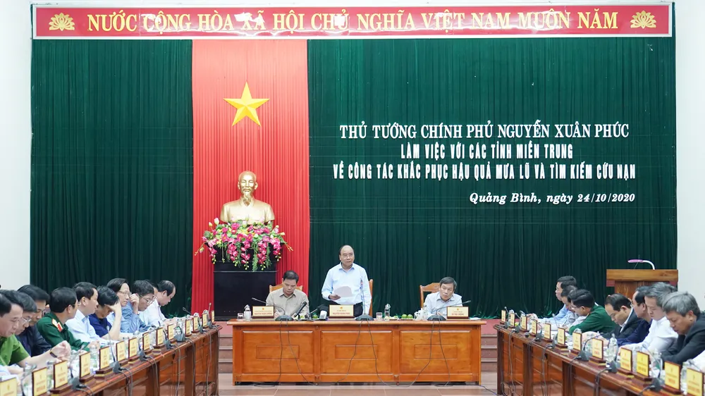 Thủ tướng Nguyễn Xuân Phúc làm việc với các tỉnh miền Trung về khắc phục hậu quả cơn lũ lịch sử ảnh 1
