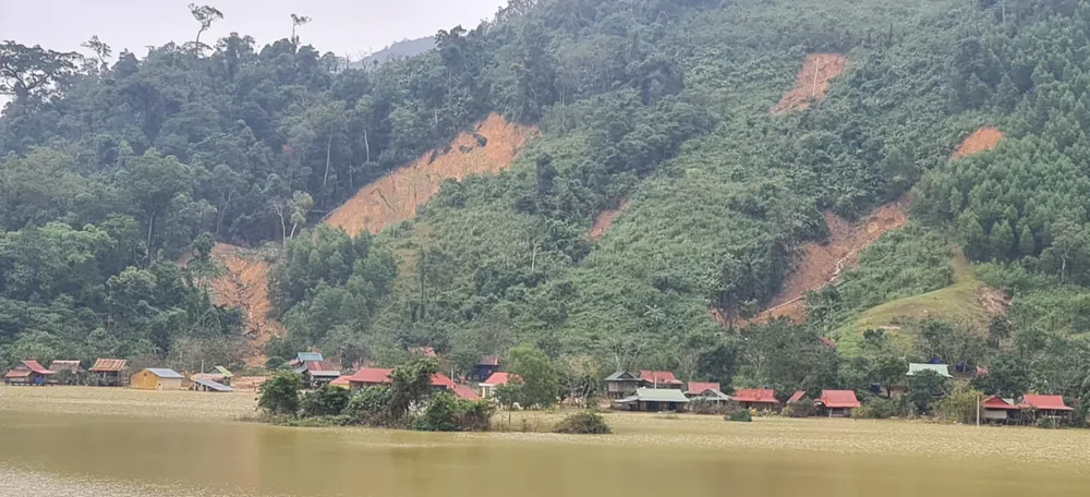 3 điểm sạt lở núi và đường nứt núi Sắt uy hiếp toàn bộ bản Sắt ảnh 7