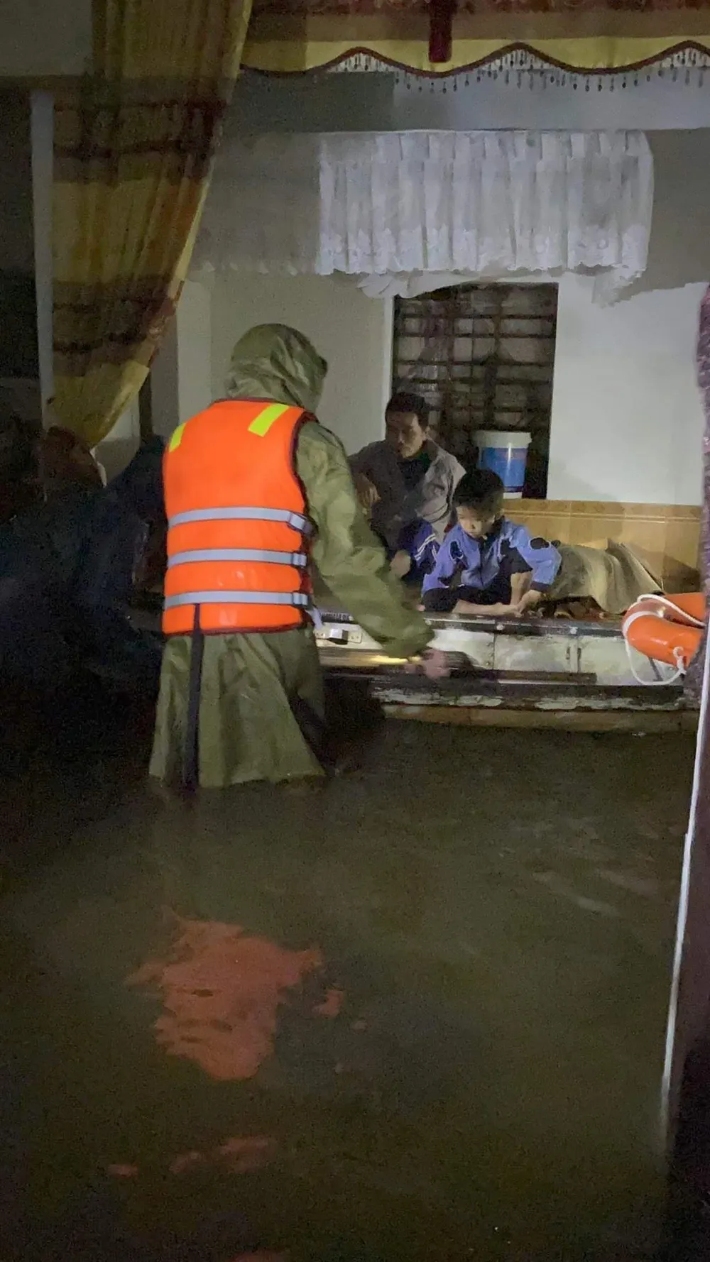 Một chủ tịch UBND xã qua đời vì nhiễm vi khuẩn gây bệnh whitmore khi cứu dân trong lũ ảnh 1