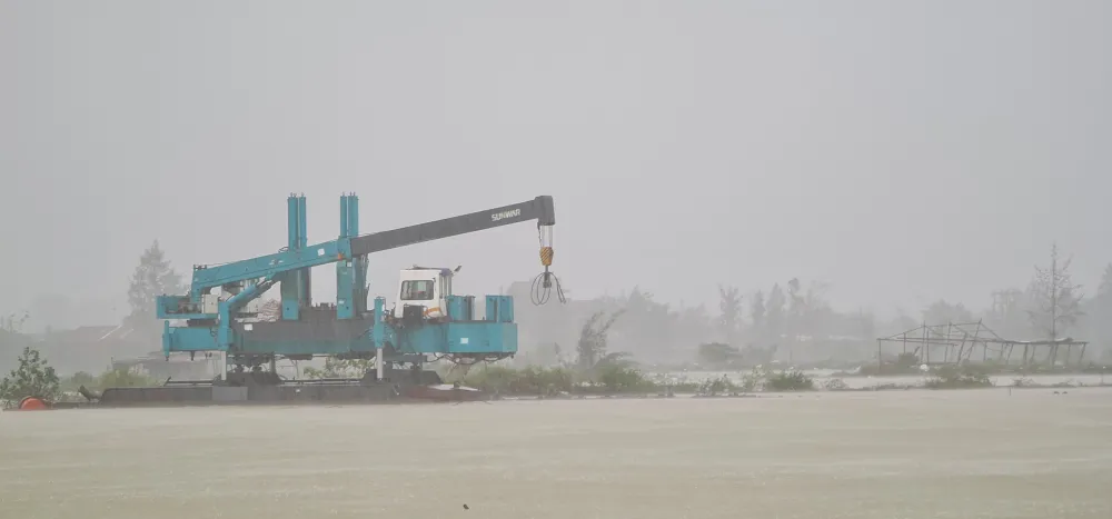 Quảng Bình mưa trắng trời, Huế cây cối ngã đổ ảnh 14