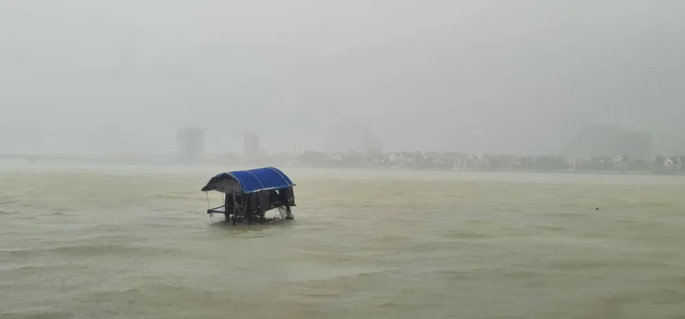 Quảng Bình mưa trắng trời, Huế cây cối ngã đổ ảnh 16