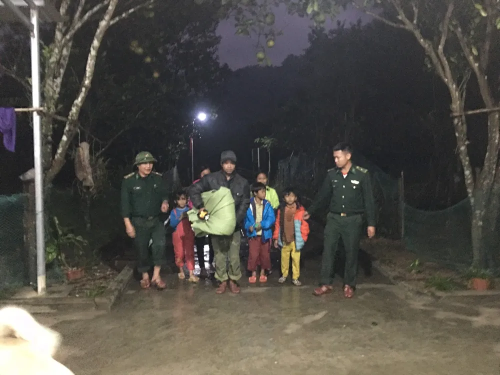 Bão qua đi, hàng trăm tàu thuyền về neo sông Nhật Lệ chờ ngày ra khơi trở lại ảnh 3