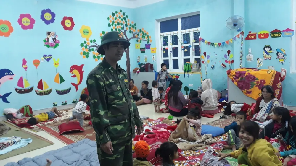 Bão qua đi, hàng trăm tàu thuyền về neo sông Nhật Lệ chờ ngày ra khơi trở lại ảnh 2