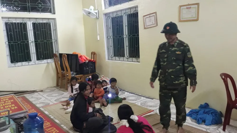 Bão qua đi, hàng trăm tàu thuyền về neo sông Nhật Lệ chờ ngày ra khơi trở lại ảnh 5