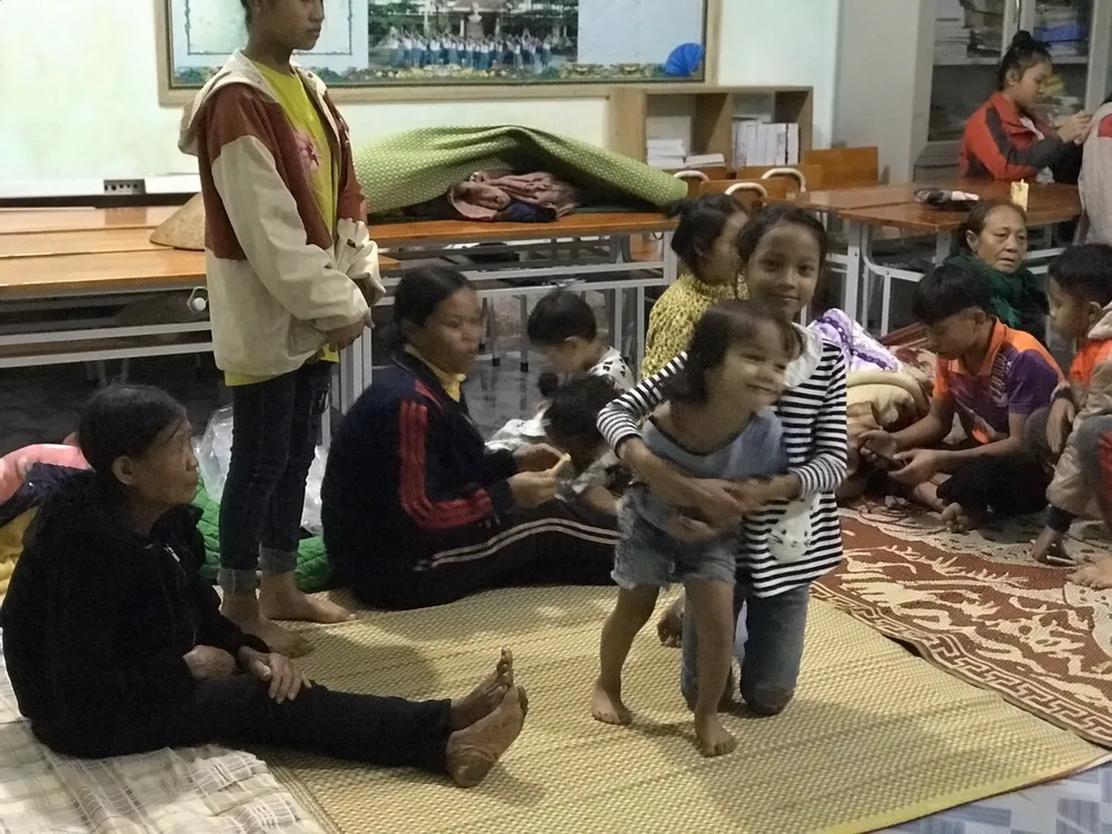 Bão qua đi, hàng trăm tàu thuyền về neo sông Nhật Lệ chờ ngày ra khơi trở lại ảnh 6