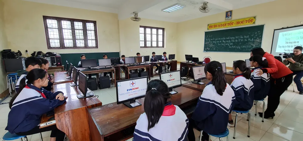 Điện lực TPHCM trao 100 bộ máy tính cho các trường vùng lũ ở Quảng Bình ảnh 3