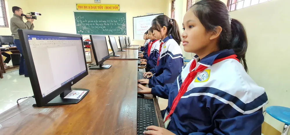 Điện lực TPHCM trao 100 bộ máy tính cho các trường vùng lũ ở Quảng Bình ảnh 2