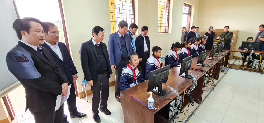 Điện lực TPHCM trao 100 bộ máy tính cho các trường vùng lũ ở Quảng Bình ảnh 1