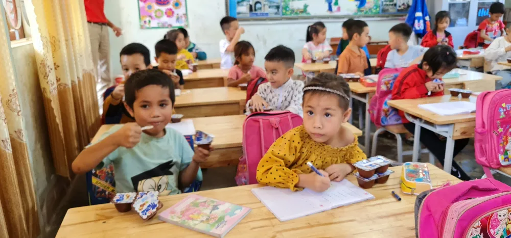 Trao 1 tỷ đồng xây dựng điểm trường mầm non vùng lũ bản Khe Cát ảnh 2