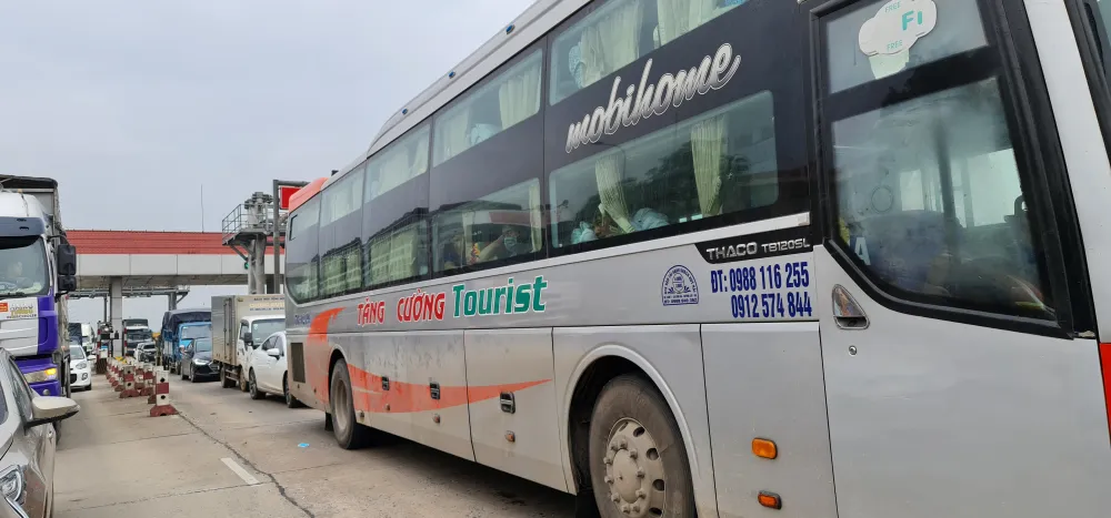 Ùn tắc trạm BOT Quán Hàu do xe tải nổ lốp gây cháy ảnh 1