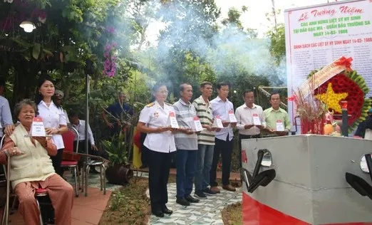 Dâng hương tưởng nhớ 64 anh hùng liệt sĩ Gạc Ma ảnh 6