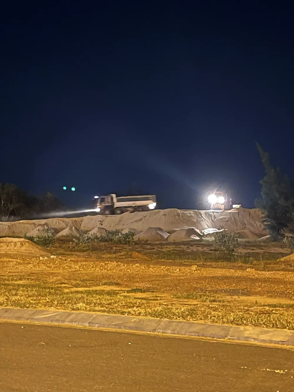 Quảng Bình: Đường ra biển bị bít vì xã cho thuê làm bãi chứa cát tận thu ảnh 1