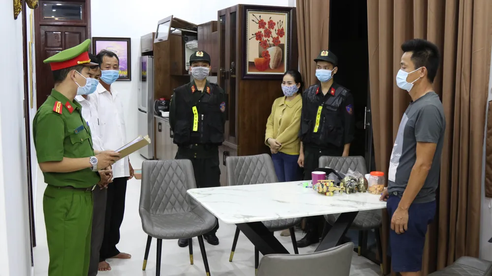 Đọc lệnh khám xét chỗ ở các đối tượng