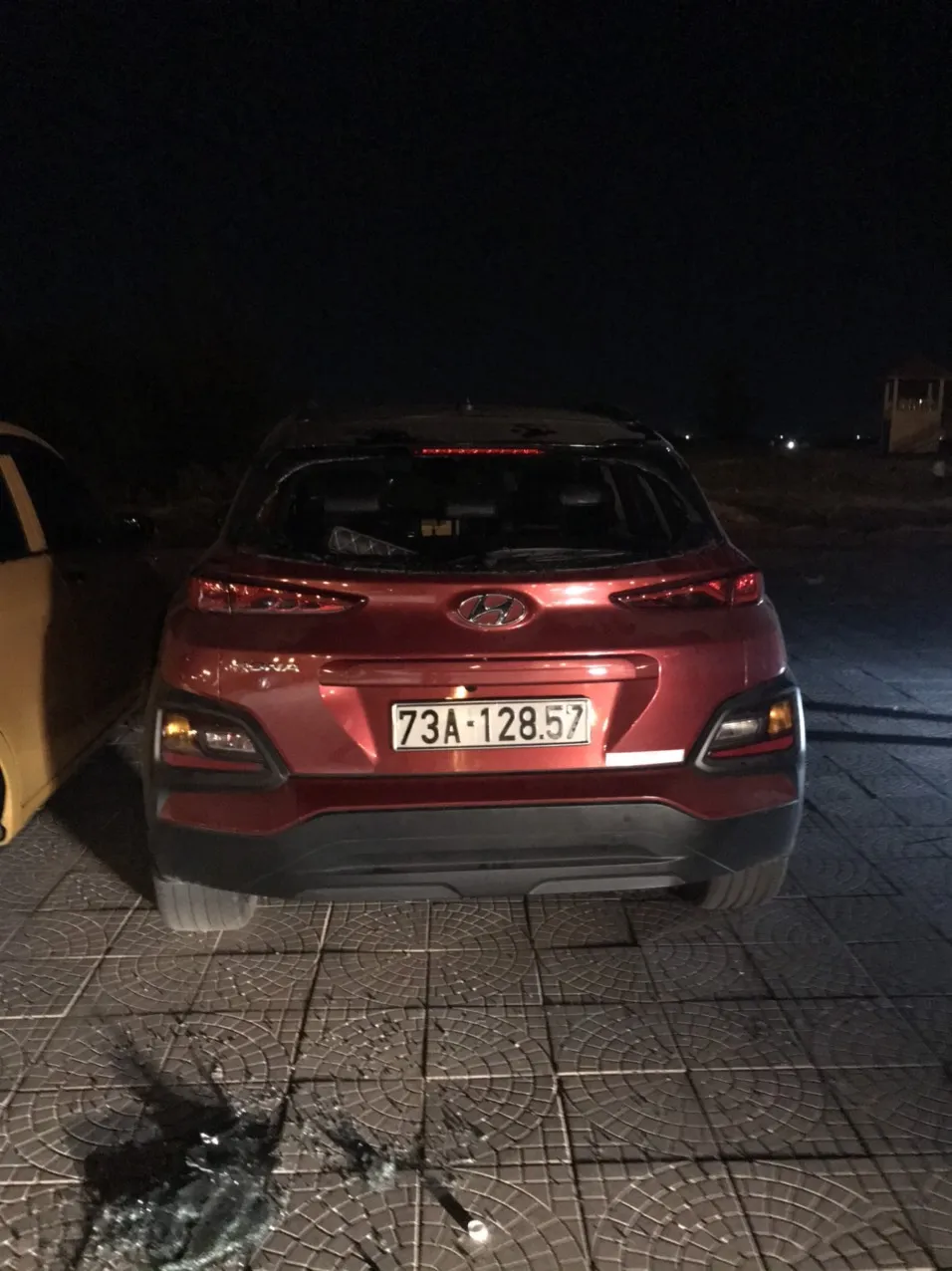 Quản thúc đối tượng đập phá hàng loạt ô tô lấy tiền tiêu xài ảnh 2