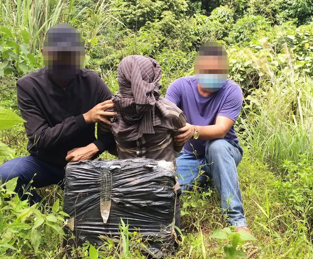 Đố tượng Bun Vàng bị bắt khị vận chuyển 20 bánh cần sa qua biên giới