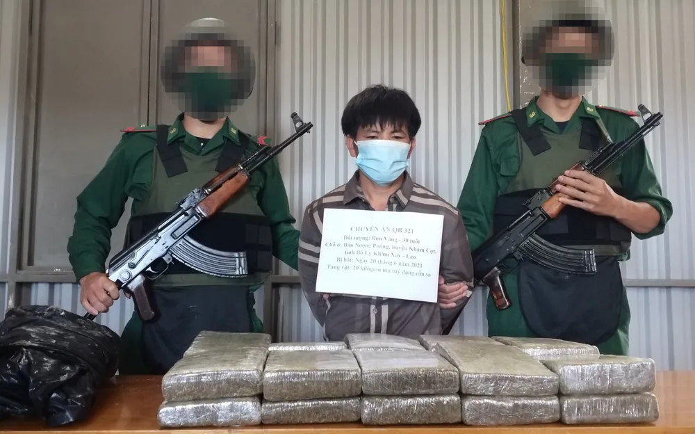 Quảng Bình: Bắt đối tượng vận chuyển 20 bánh cần sa qua biên giới ảnh 1