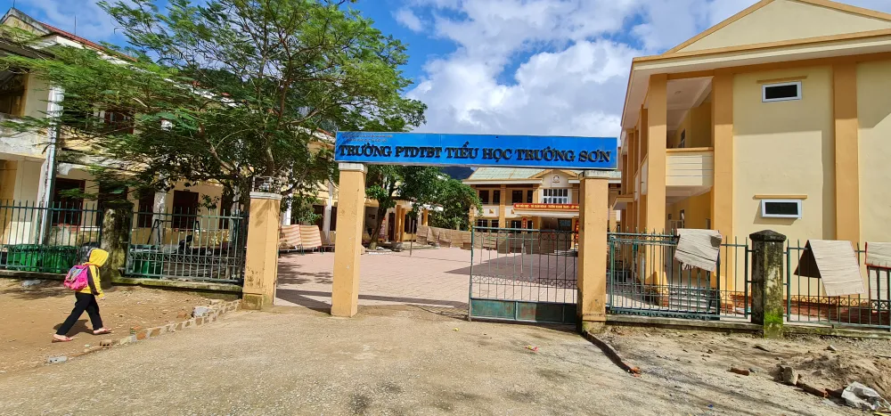 Trường học ở xã miền núi Trường Sơn, huyện Quảng Ninh, Quảng Bình, không đủ điều kiện học trực tuyến do không có điện, sóng điện thoại, internet