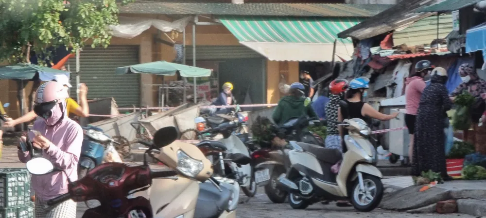 Bí thư Tỉnh ủy Quảng Bình yêu cầu phường giải trình việc người dân đi chợ ở nơi có ổ dịch Covid-19 ảnh 1