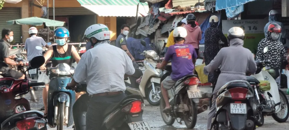 Người dân đi chợ Ga ở phường Nam Lý