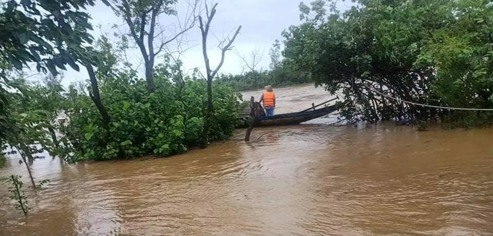 Một số tỉnh miền Trung bị sạt lở, ngập cục bộ, chia cắt giao thông do mưa lớn ảnh 23