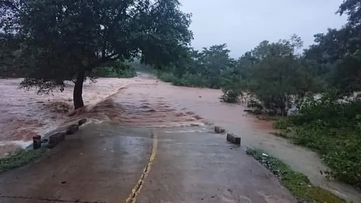 Một số tỉnh miền Trung bị sạt lở, ngập cục bộ, chia cắt giao thông do mưa lớn ảnh 24