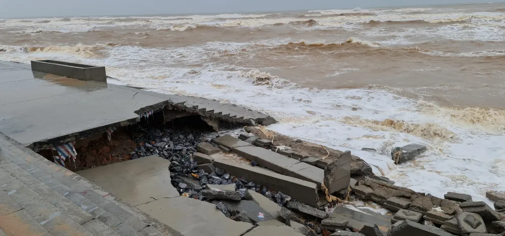 Quảng Bình: Kè biển vừa làm xong đã bị sóng biển "xé nát" ảnh 1