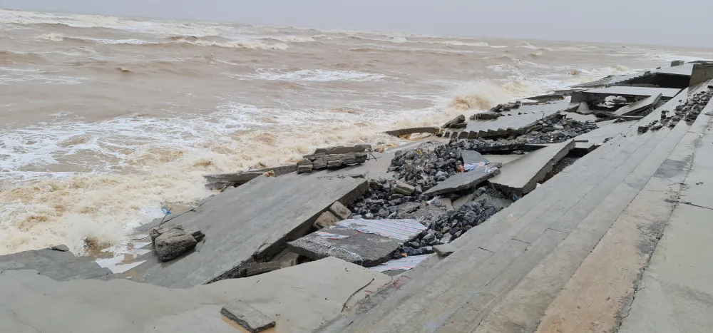 Quảng Bình: Kè biển vừa làm xong đã bị sóng biển "xé nát" ảnh 2