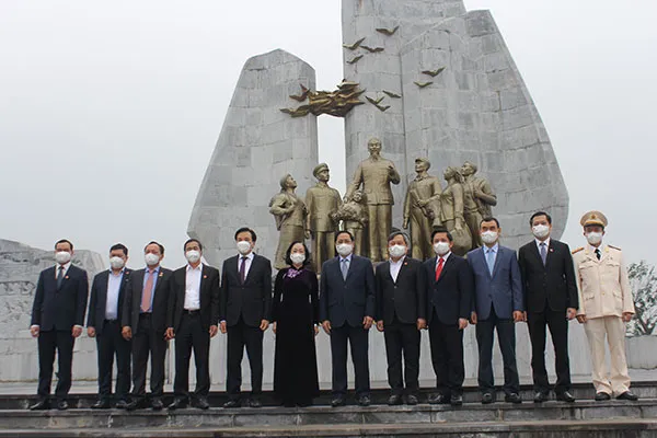 Thủ tướng Phạm Minh Chính dâng hương tại Đền thờ Bác Hồ và các Anh hùng liệt sĩ tỉnh Quảng Bình ảnh 2