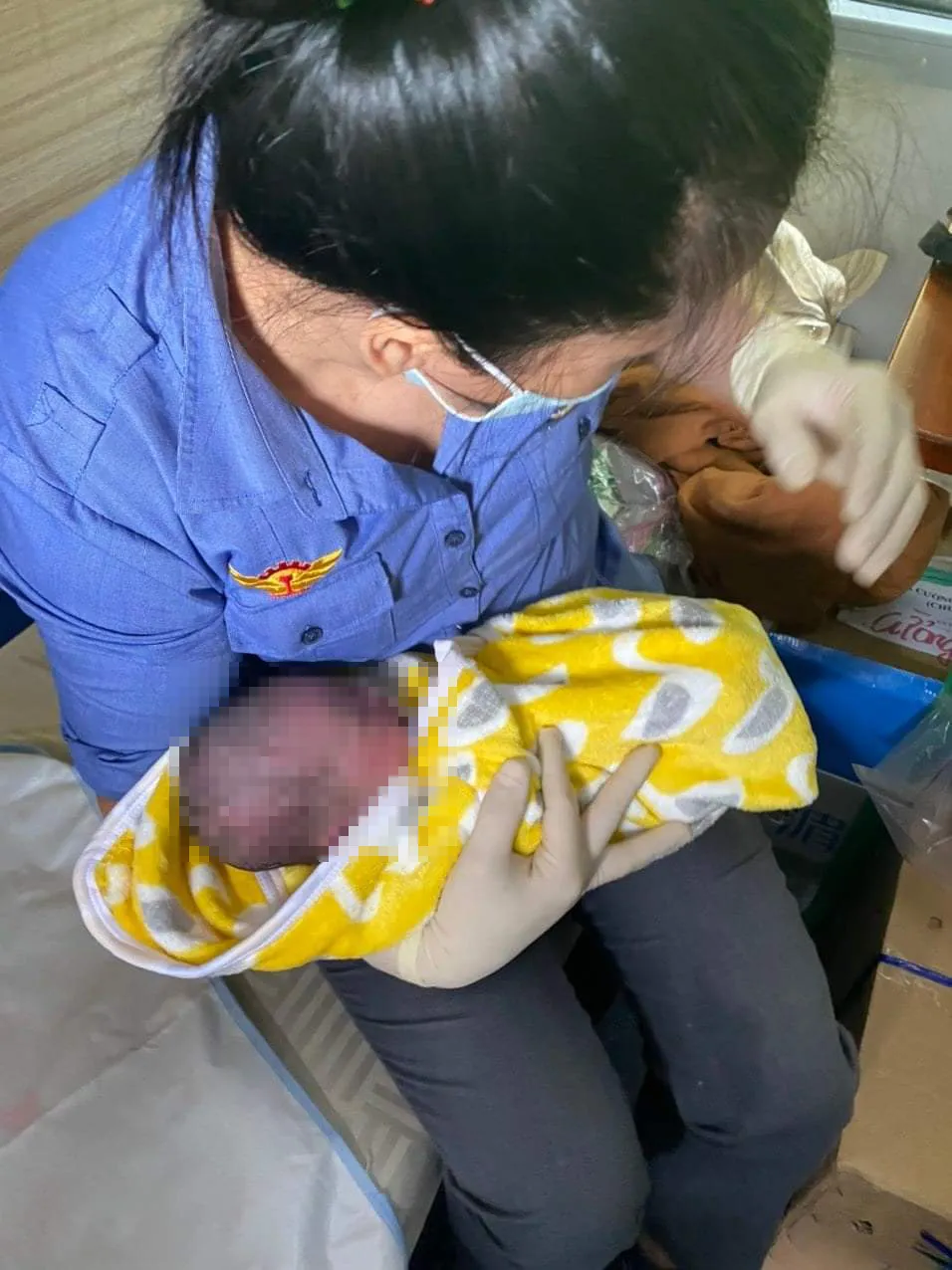 Nhân viên đường sắt giúp sản phụ sinh con trên tàu SE8 ảnh 1