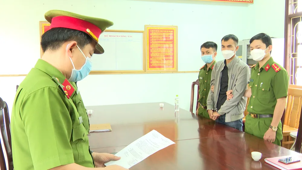 Cơ quan công an huyện Bố Trạch đọc lệnh khởi tố đối tượng Mai Thanh Hùng