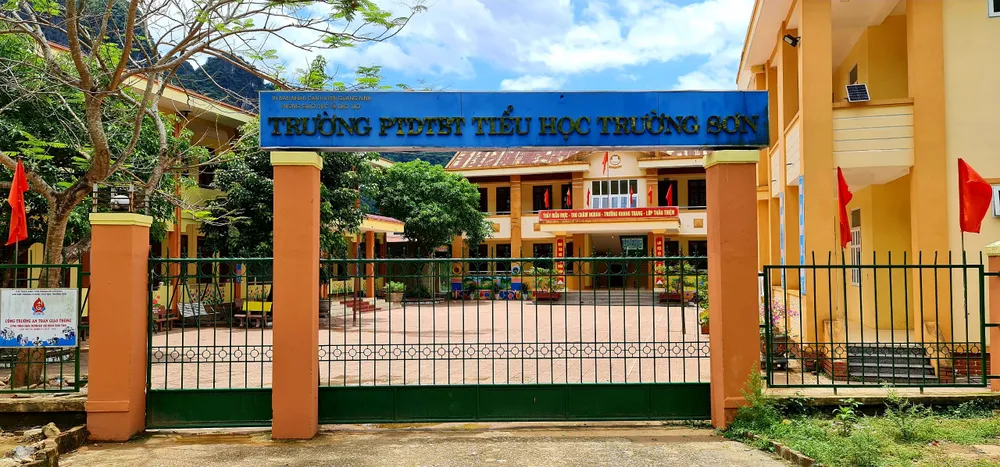 Quảng Bình: Phó Chủ tịch UBND xã cho con học trái tuyến để được hưởng trợ cấp bán trú ảnh 1