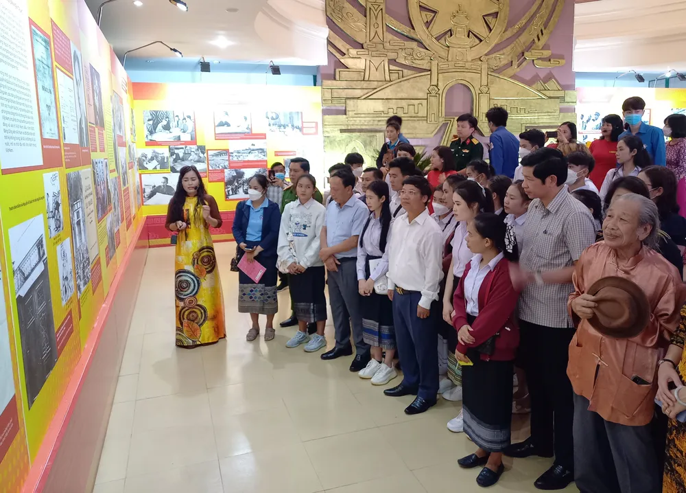 Khai mạc triển lãm sách, ảnh với chủ đề “65 năm Quảng Bình làm theo lời Bác Hồ dạy” ảnh 1