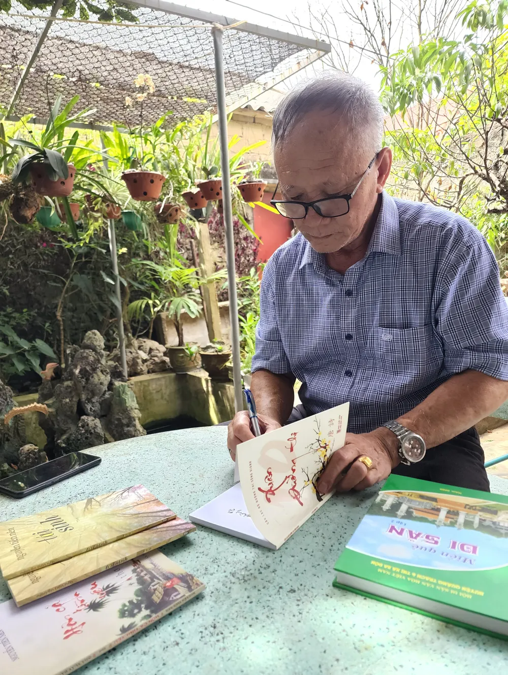 “Nhà báo làng” dấn thân ảnh 1