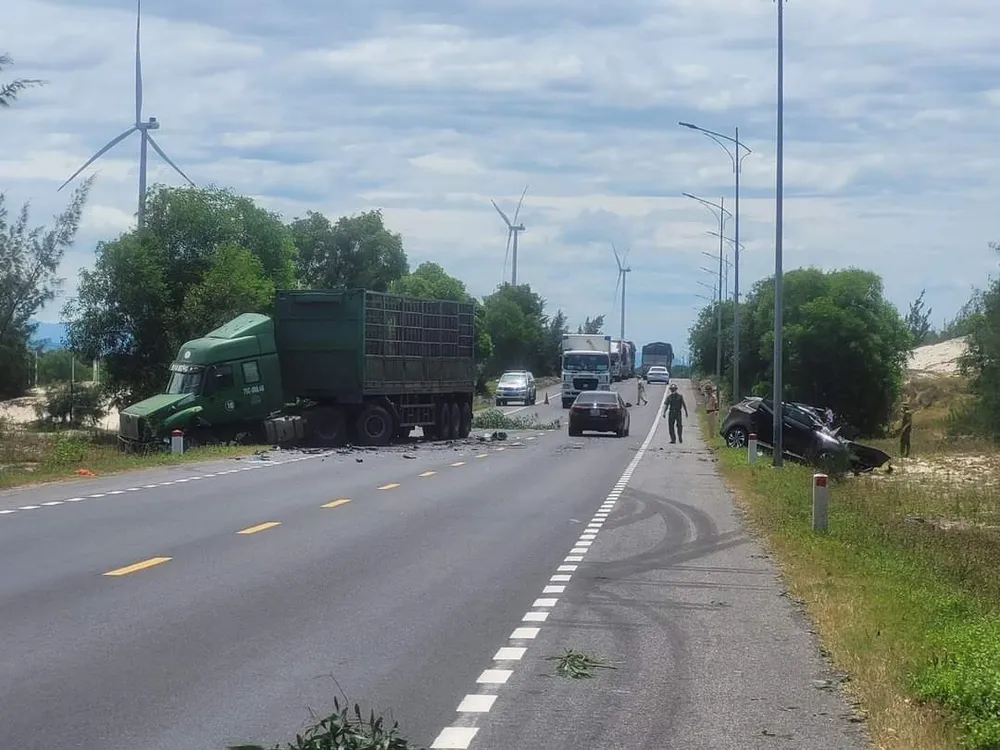 Quảng Bình: Xe 7 chỗ đấu đầu xe container, 5 người thương vong ảnh 1