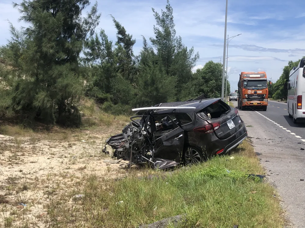 Vụ tai nạn khiến 3 người chết ở Quảng Bình là do ô tô 7 chỗ đi không đúng phần đường ảnh 1