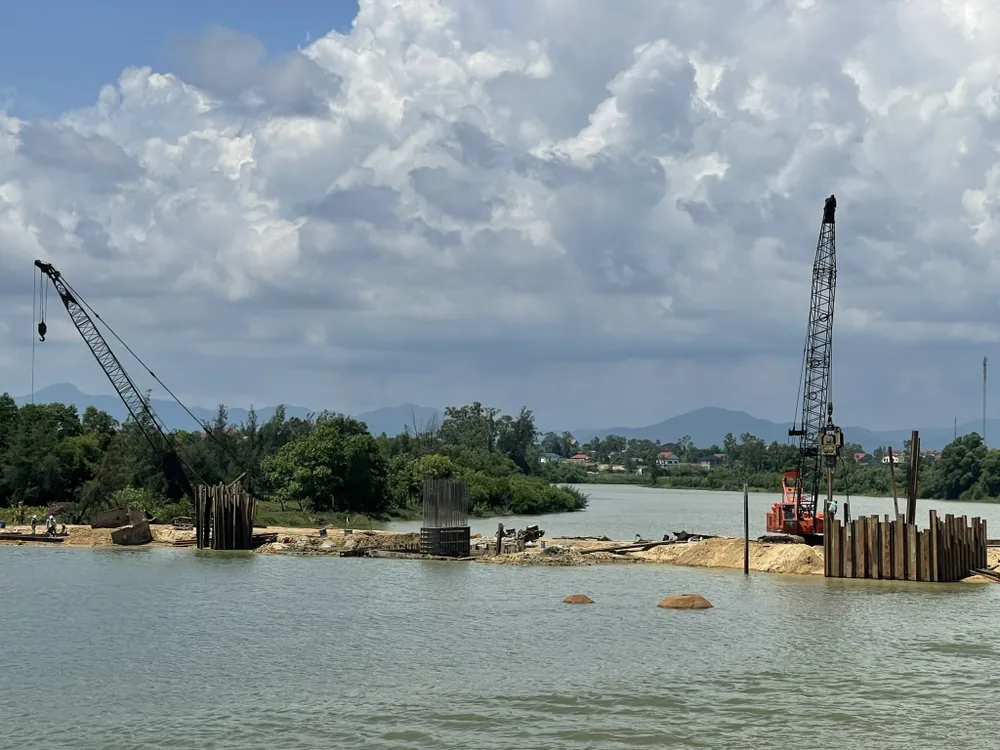 Sông Dinh bị lấp để thi công cầu ảnh 1