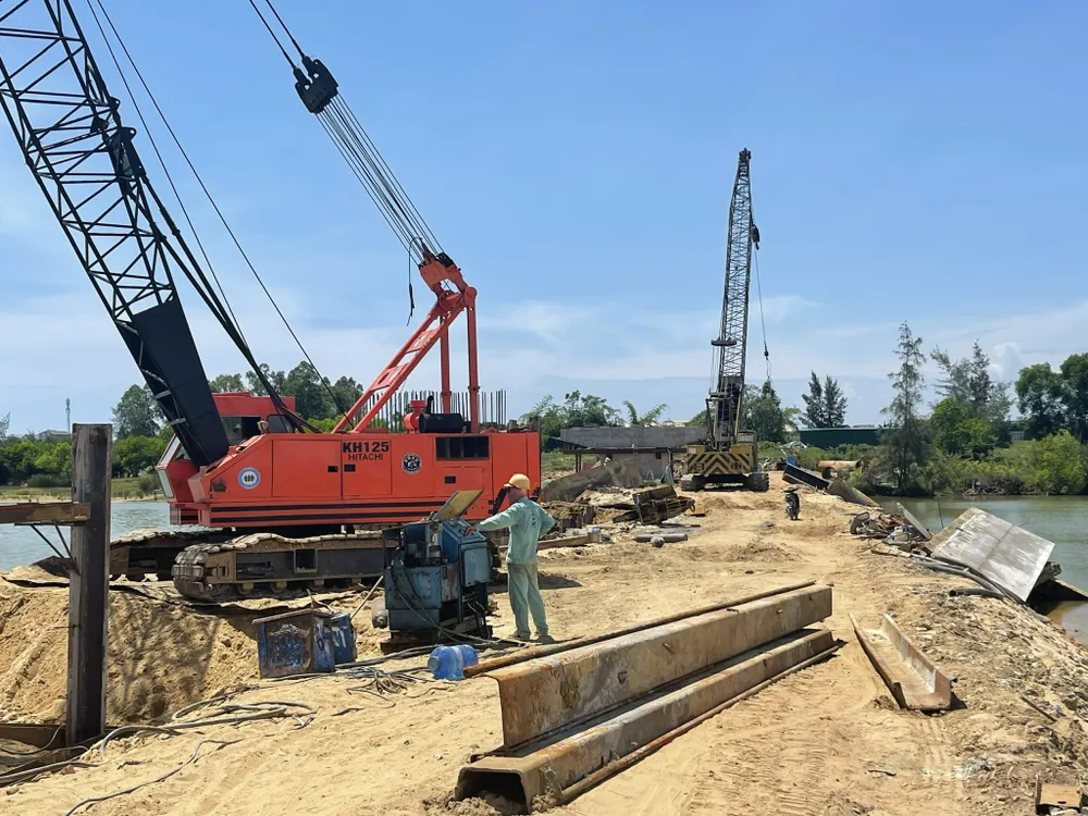 Sông Dinh bị chặn dòng xây cầu nhưng không có đánh giá tác động môi trường ảnh hưởng dòng chảy, thủy văn, ảnh hưởng các loài thủy sản liên quan