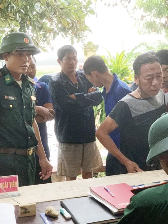 Quảng Bình: Cứu 8 thuyền viên chìm tàu cách cửa Roòn 11 hải lý ảnh 1