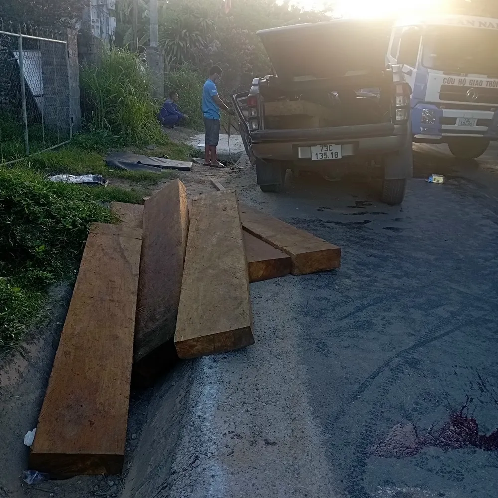 Quảng Bình: Xe chở gỗ lậu đâm vào rạch thoát nước làm một người tử vong ảnh 1