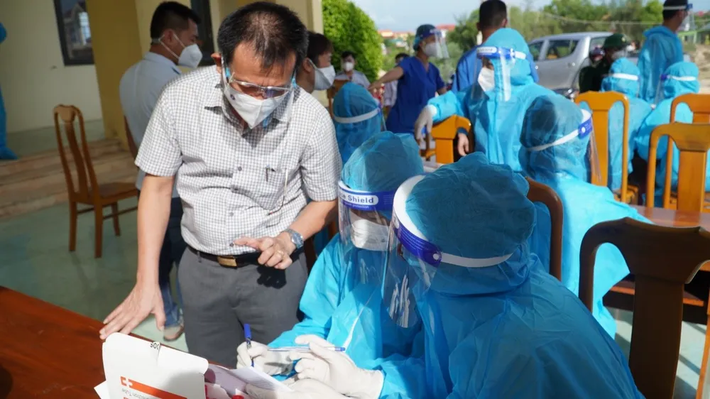 Ông Đỗ Quốc Tiệp (bìa trái) 