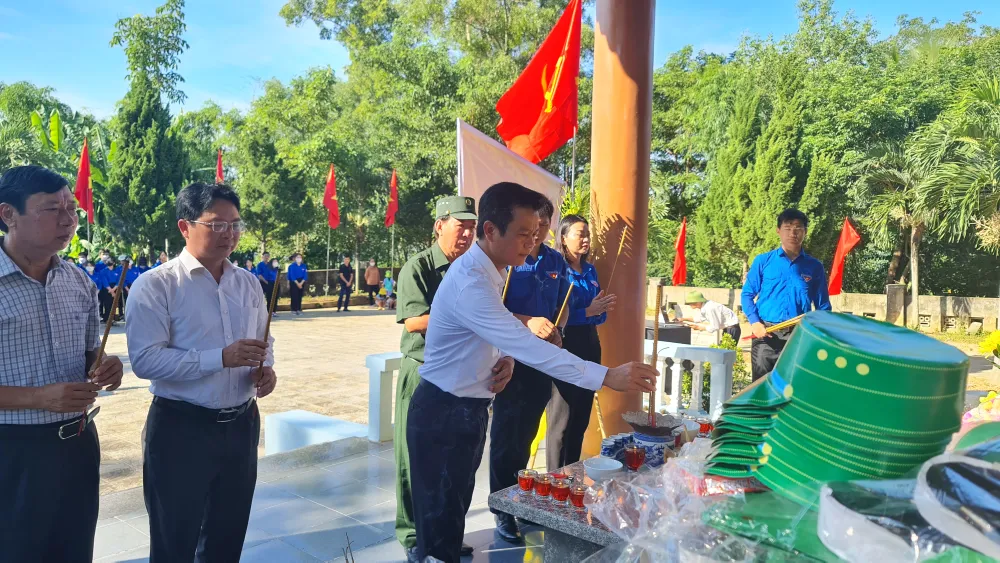 Tưởng niệm 50 năm ngày mất của 16 TNXP tại bến phà Long Đại ảnh 1